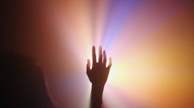Spirituele healing door handoplegging kosmische energie doorgeven